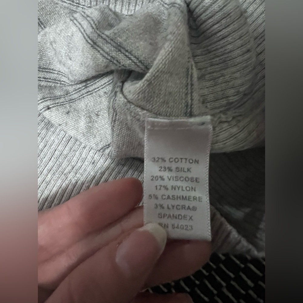 Banana Republic Light Gray V-Neck Sweater - Picture 5 of 5